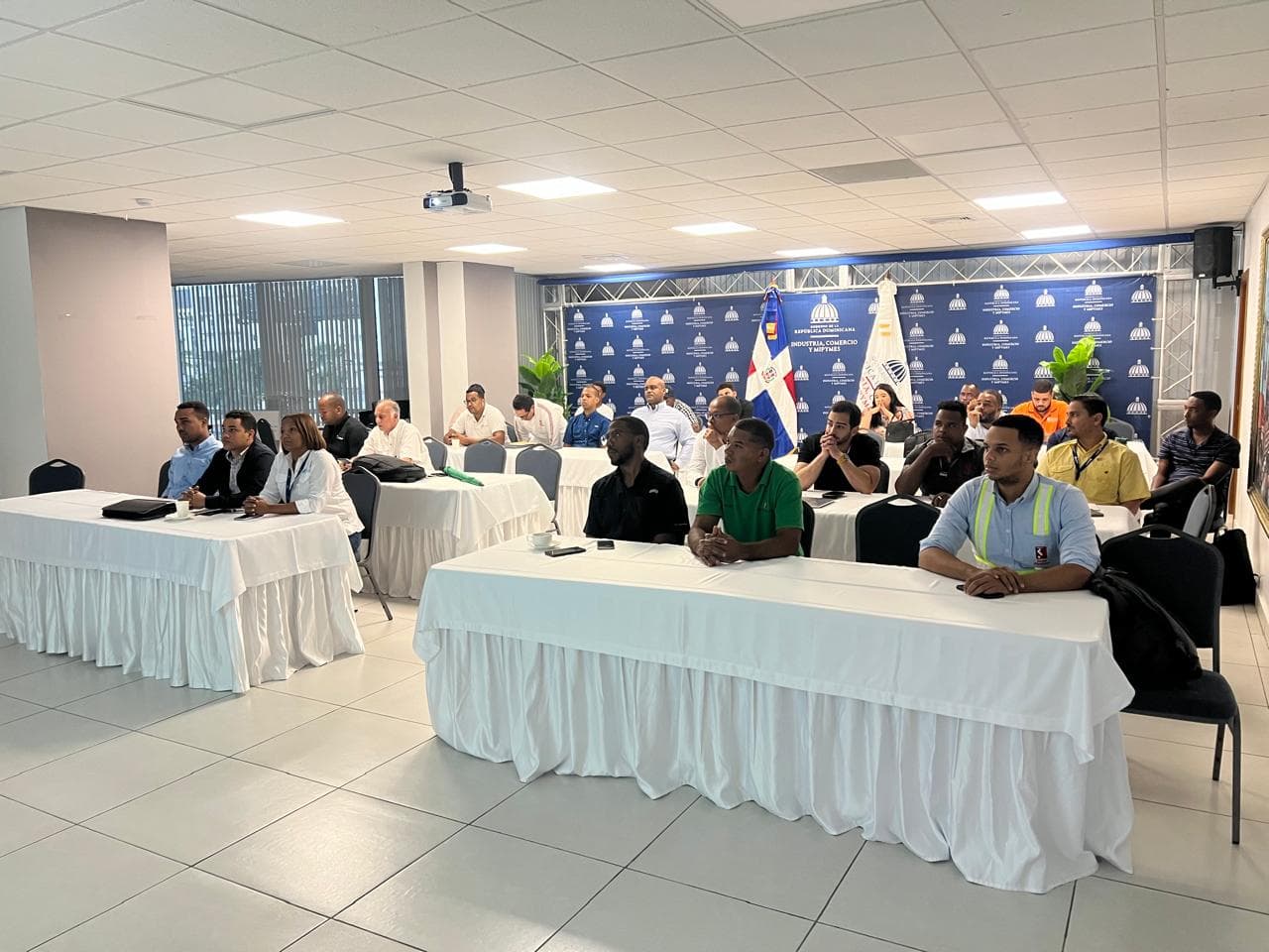 MIPYMES fire prevention seminar attendees with Firetech Academy